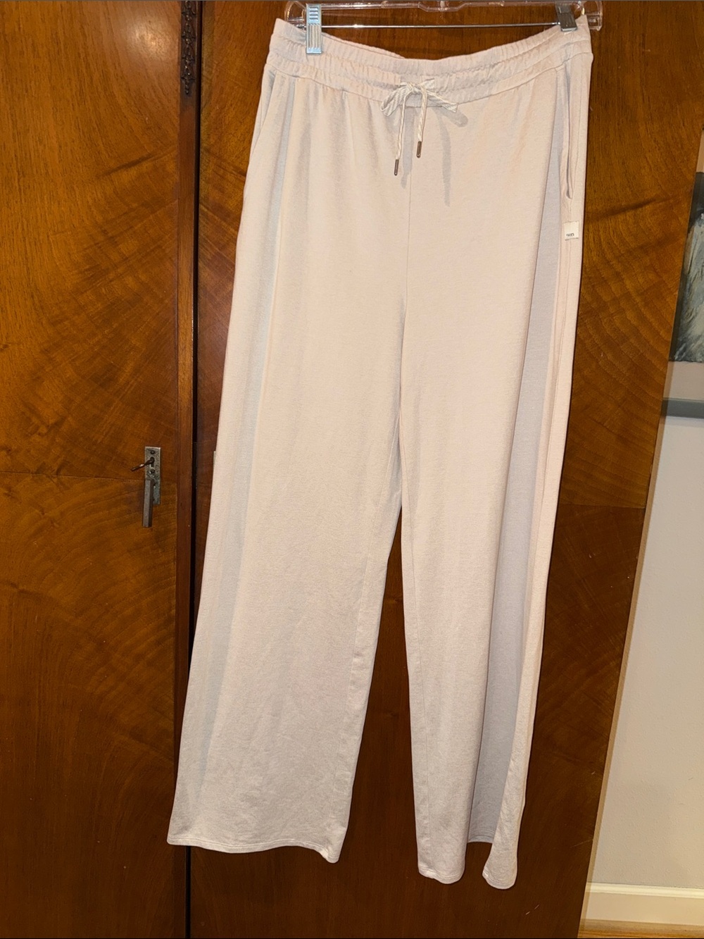 Vuori women’sCream Drawstring loose wide log sweats
